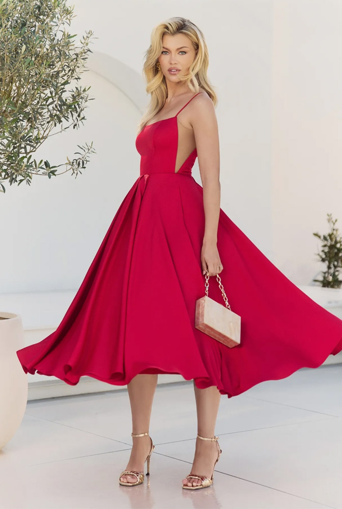 ¿Un vestido largo o uno midi? Qué elegir para las escapadas y las reuniones de verano