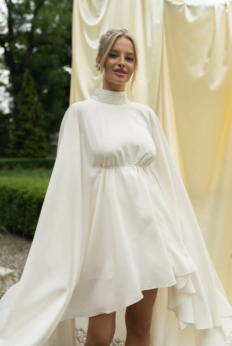 Vestidos de maternidad elegantes para una boda: ¿Cómo combinar estilo y máxima comodidad?