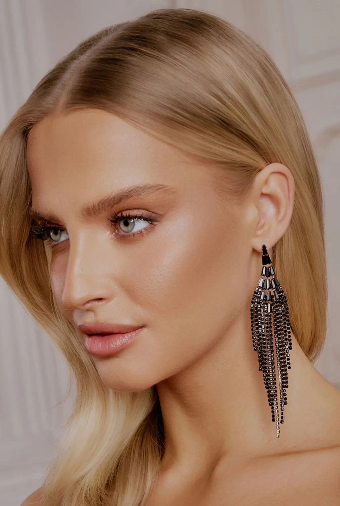 Cove - pendientes largos negros con circonitas