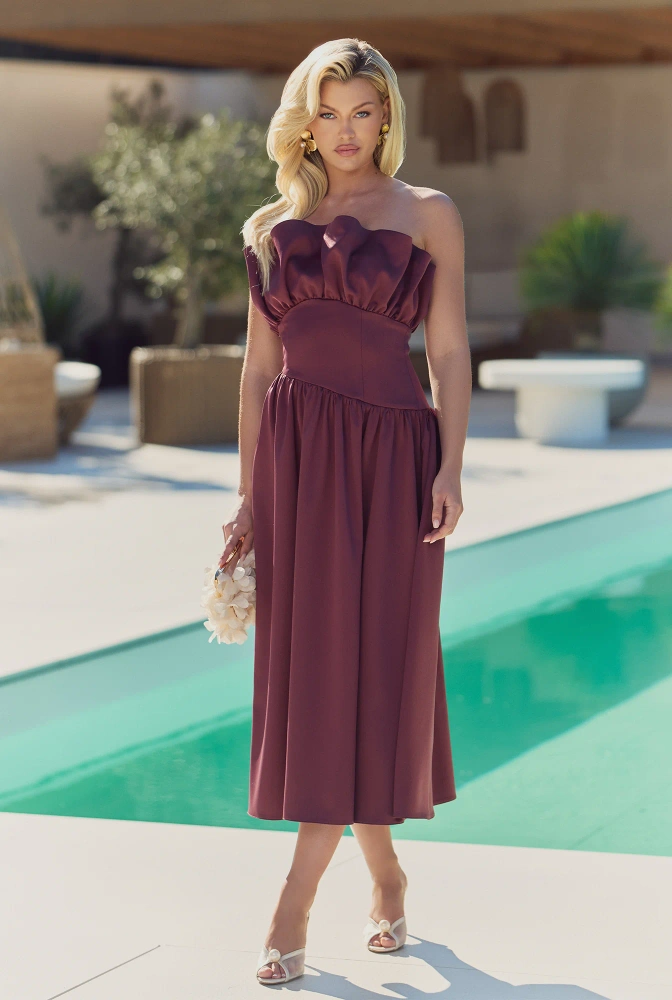 Contessa – vestido midi asimétrico en burdeos oscuro