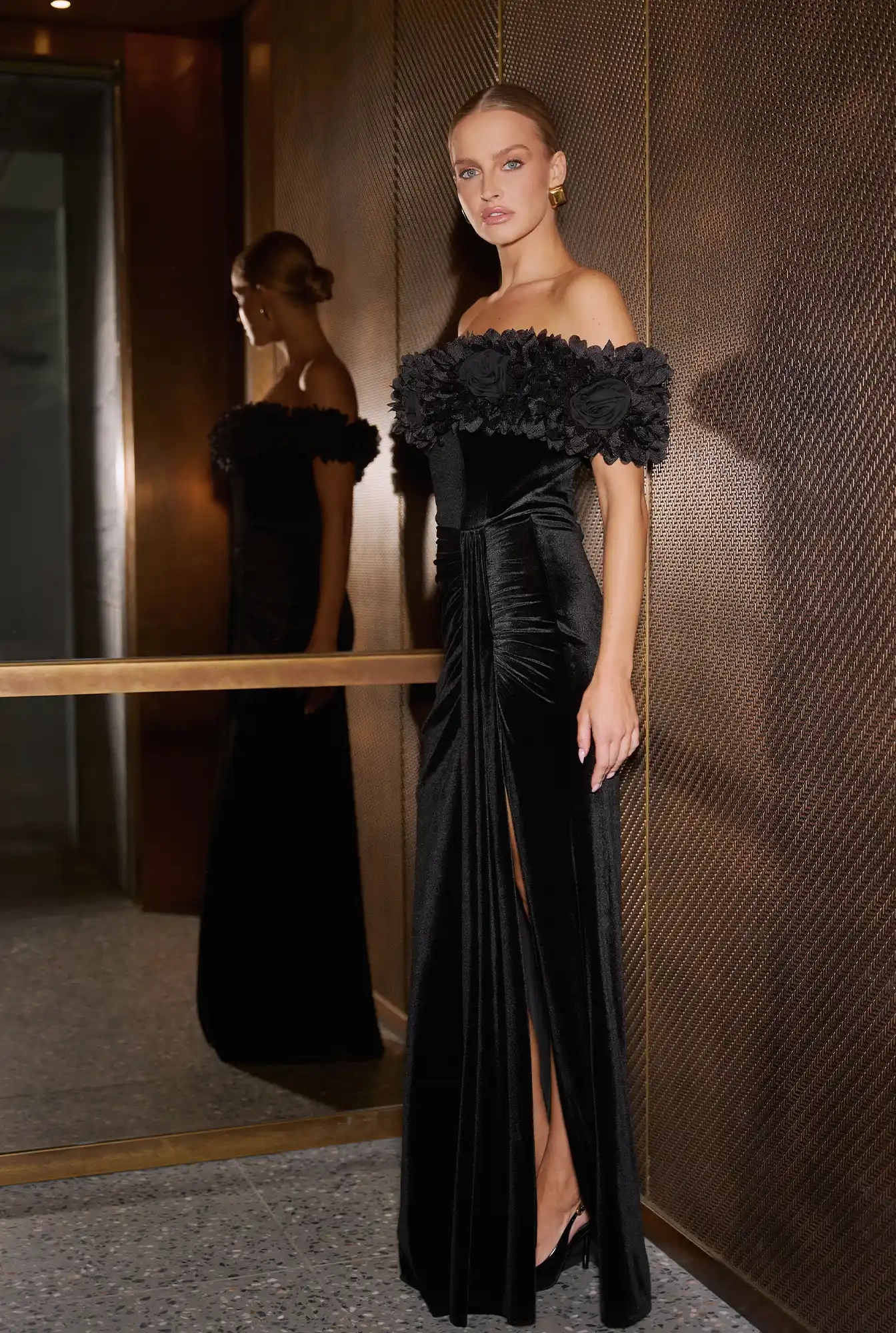 Klaudia – vestido largo negro con adorno floral