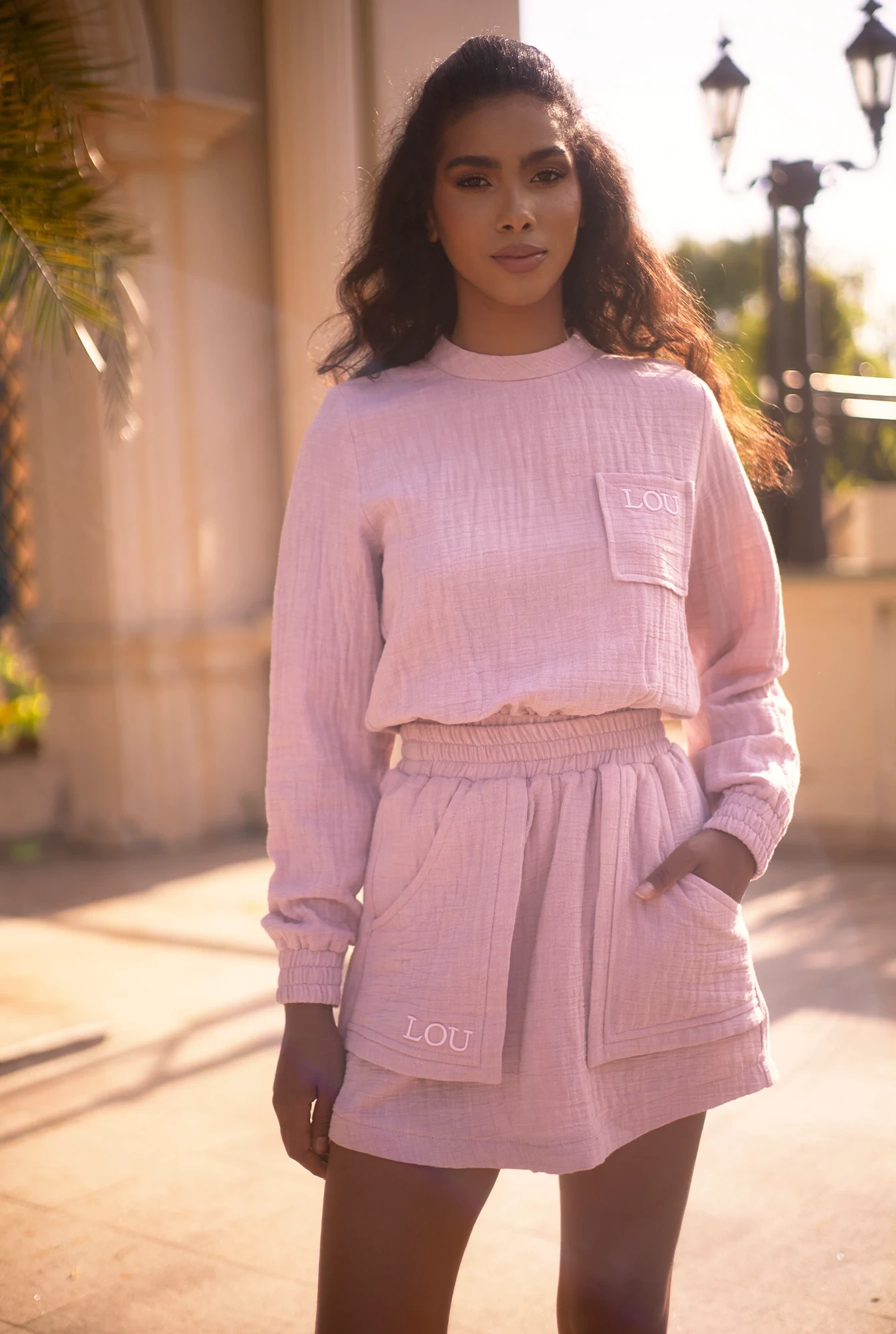 Kama - Conjunto de chándal rosa con minifalda y bordados