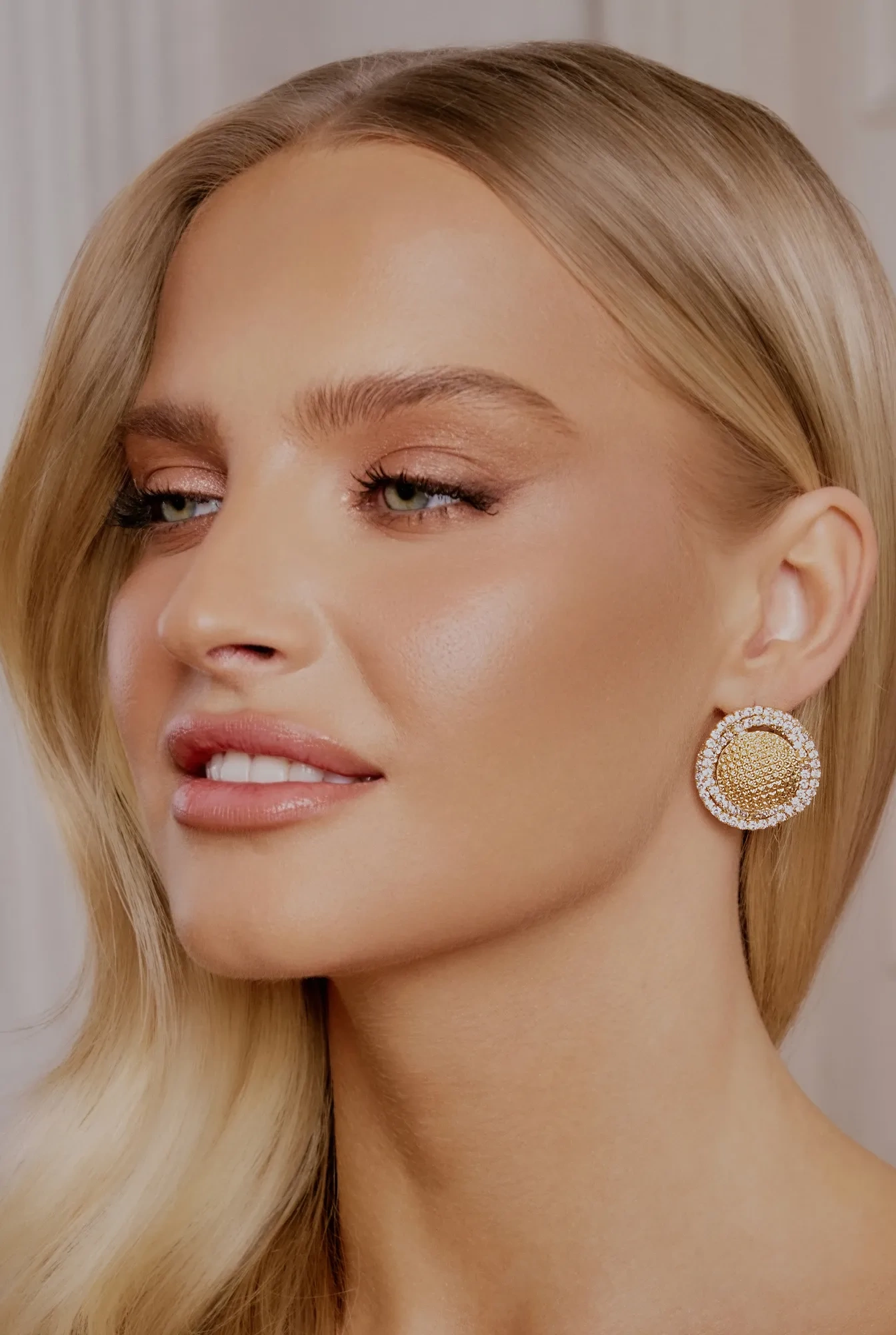 Mone - pendientes chapados en oro con circonitas