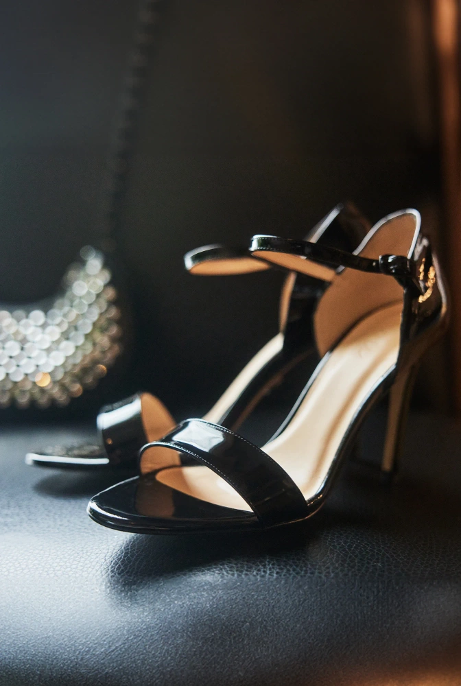 Zarina - Sandalia Stiletto Lacada Negra