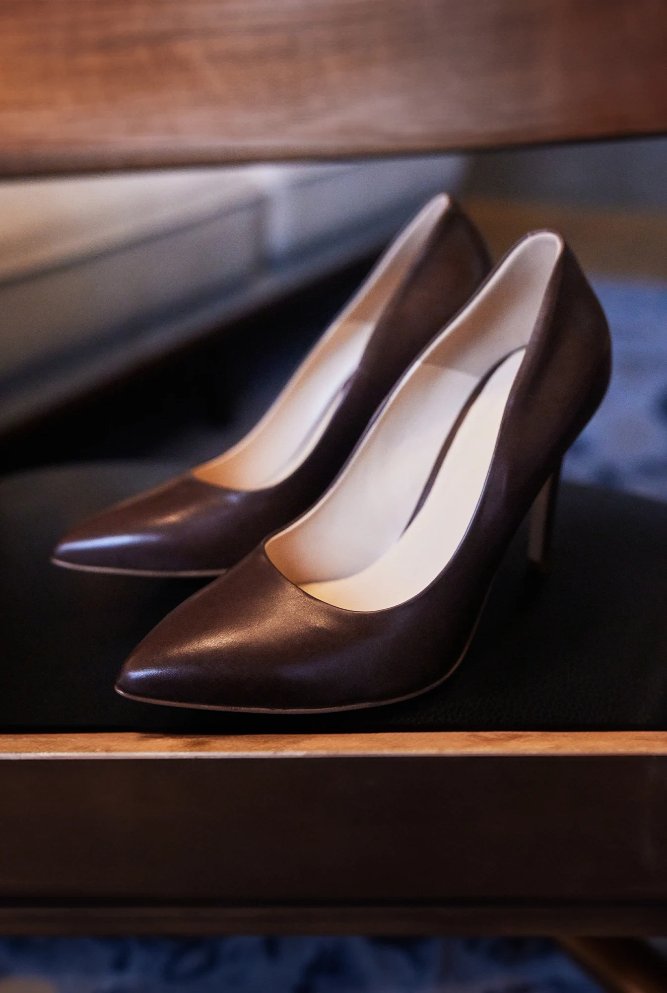 Paris - Zapatos de salón clásicos de piel en tono Chocolate