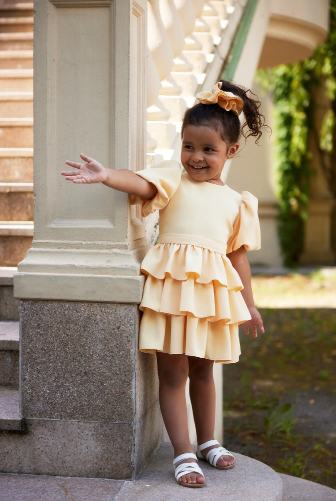 Marea - Vestido infantil amarillo con mangas bouffant y volantes + goma para el pelo