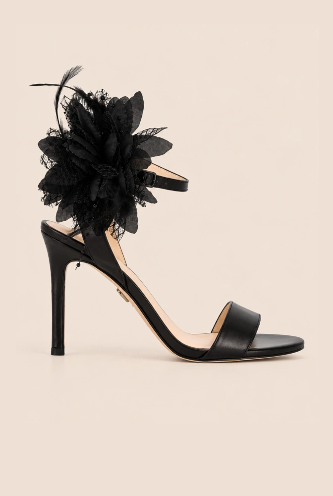 Brinley - Stilettos clásicos negros con flor de clip emplumada
