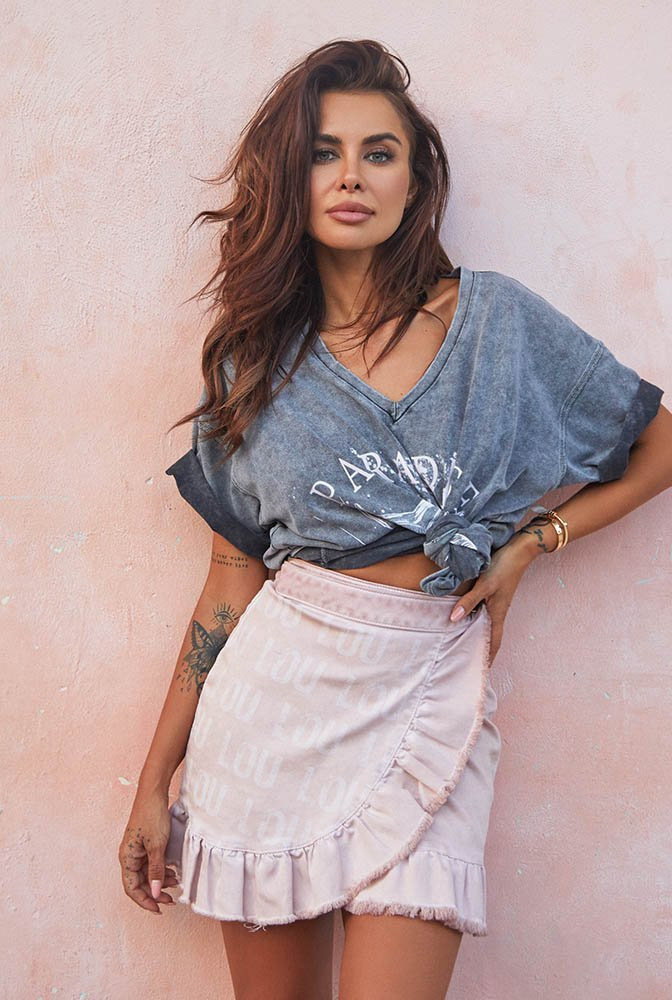 Danica - falda en polvo con sutiles logotipos