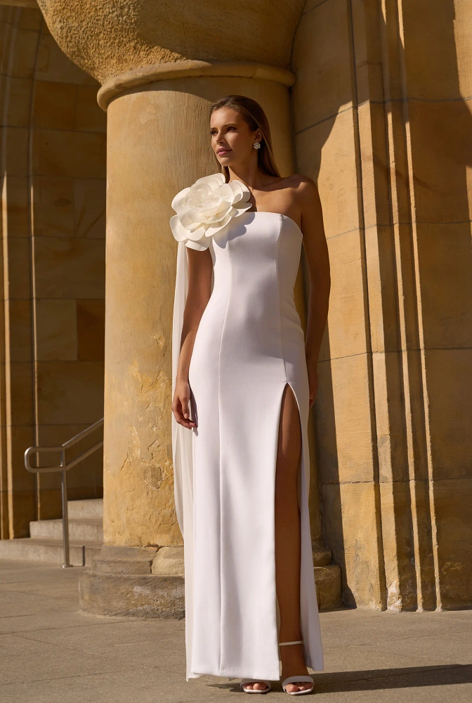 Lilianna - vestido de novia asimétrico con flor adornada