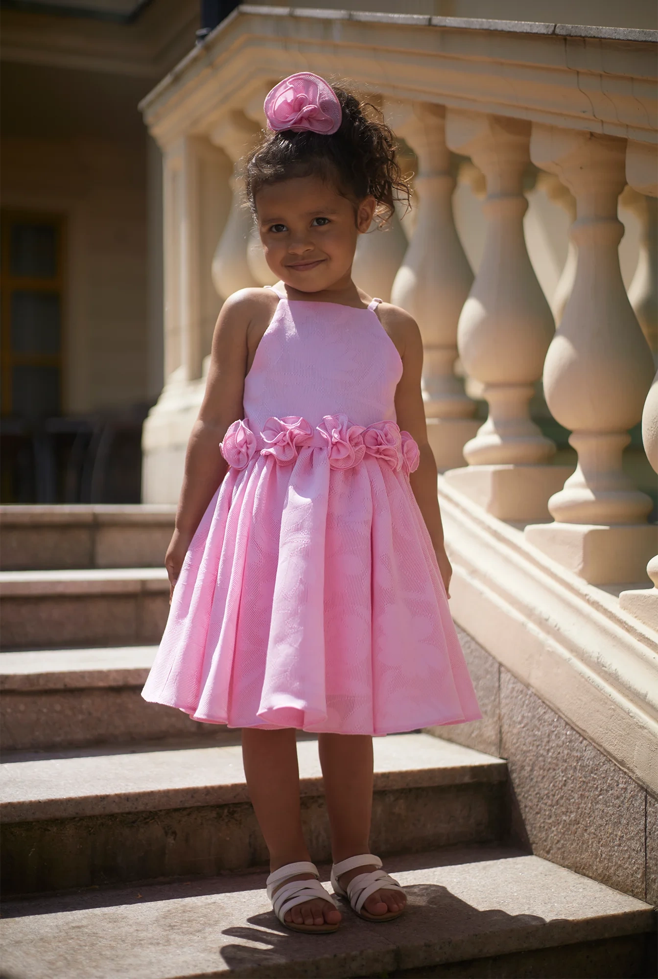 Dive - Vestido de bebé en tonos rosas con flores hechas a mano y tirantes ajustables + Elástico para el pelo