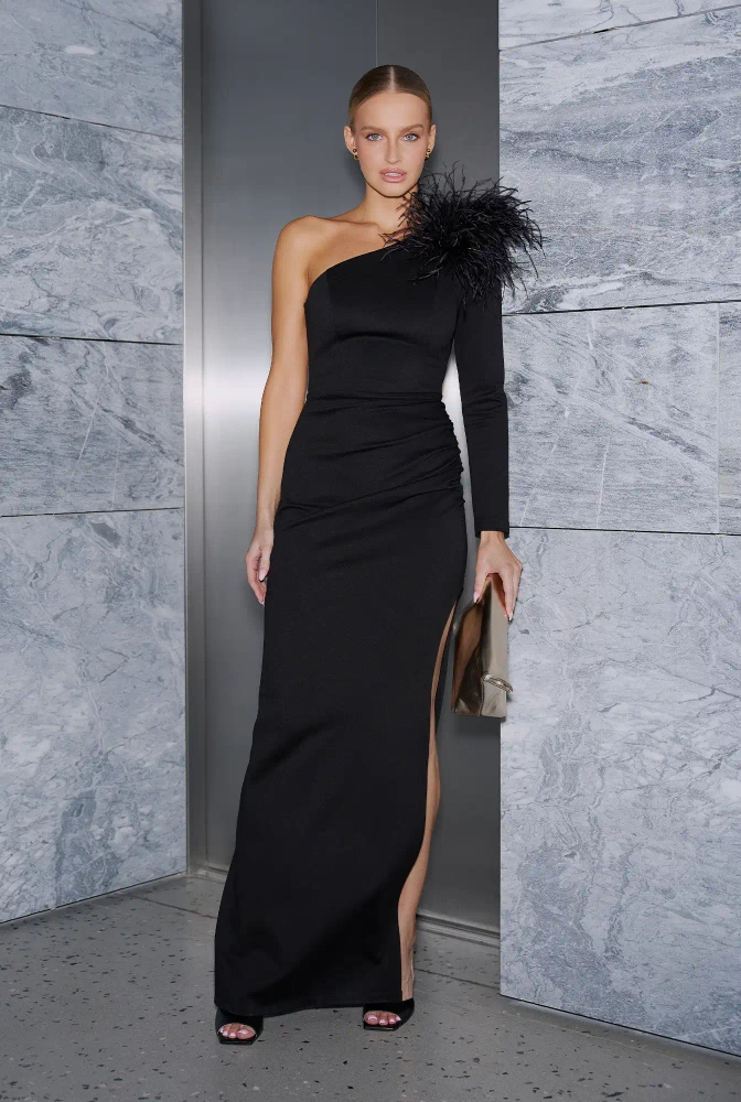 Elegante – vestido maxi asimétrico negro con broche de plumas