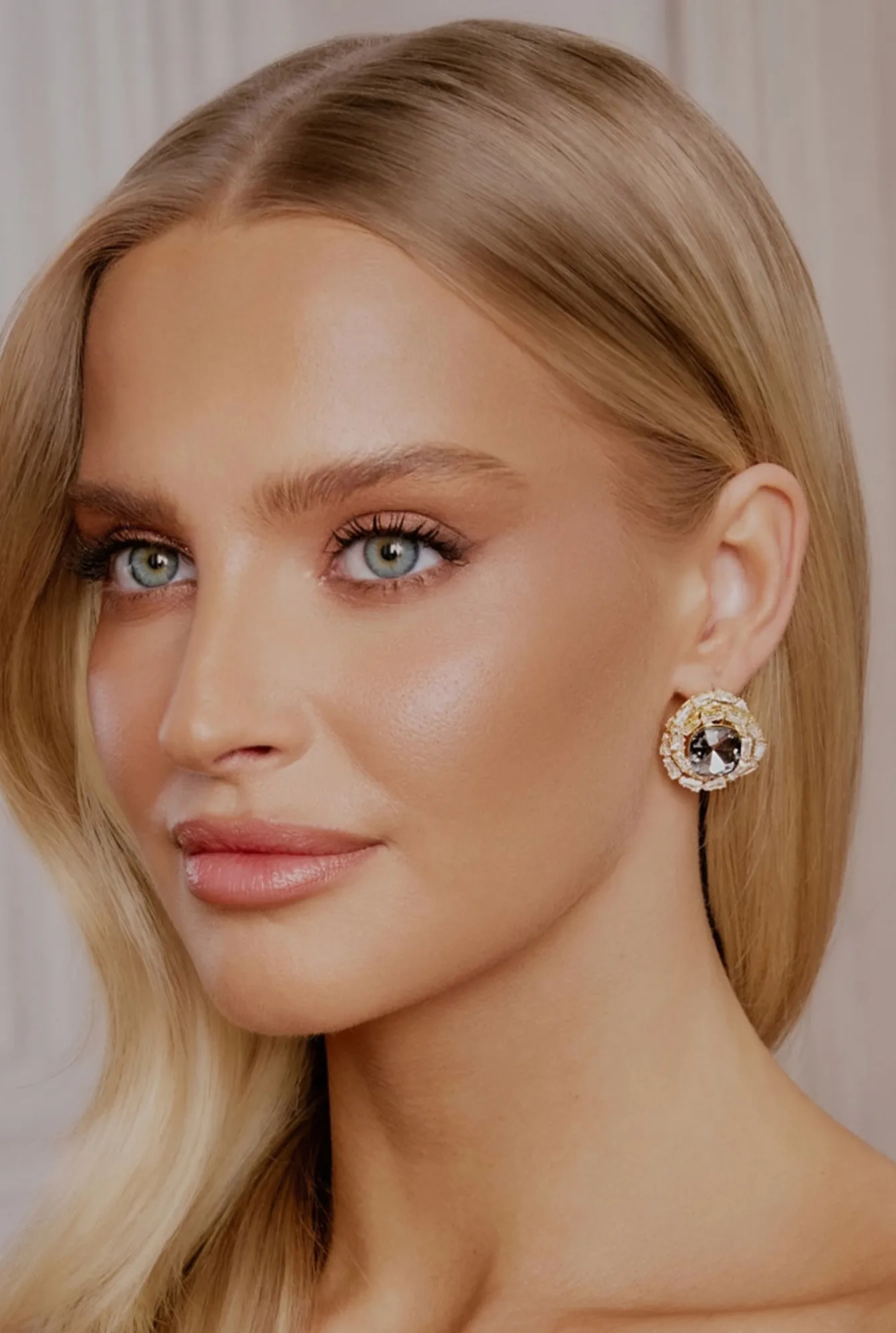 Moxie - pendientes chapados en oro con cristal negro