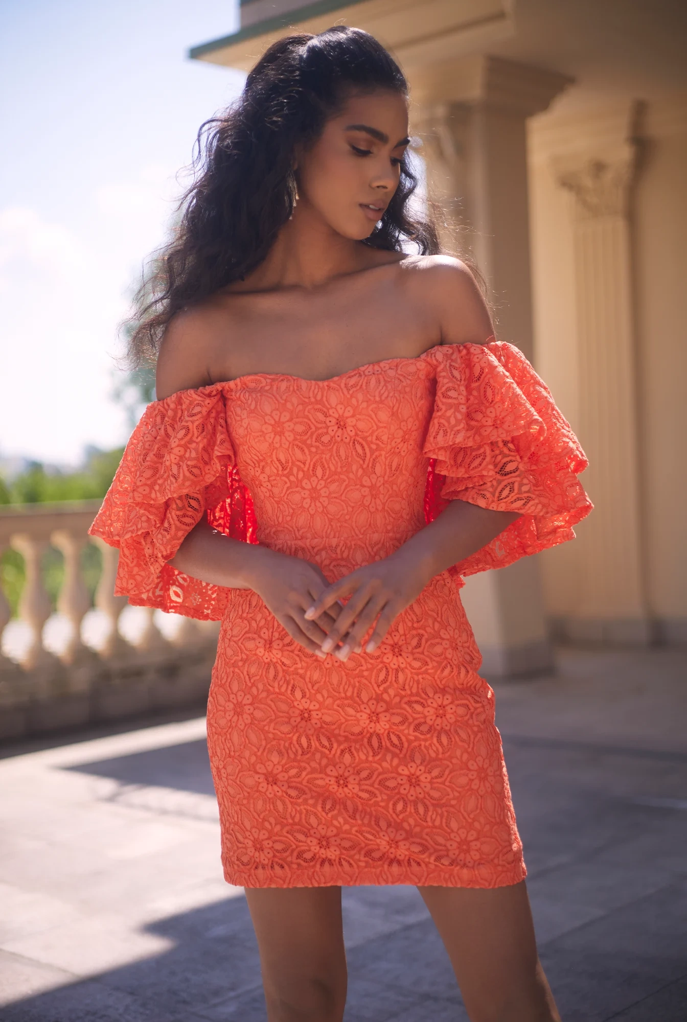 Sucre - Elegante mini vestido de encaje en naranja vibrante