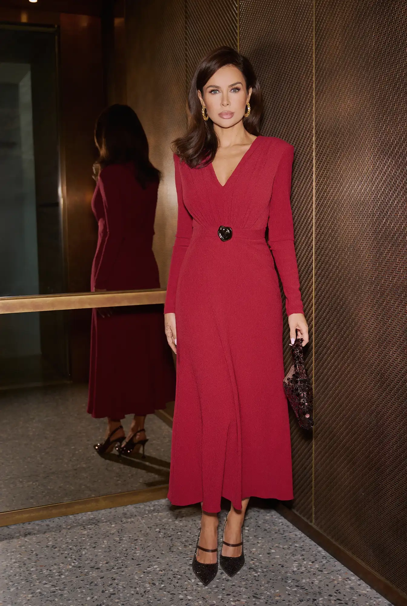 Aniceta – vestido midi burdeos con cinturón en la cintura