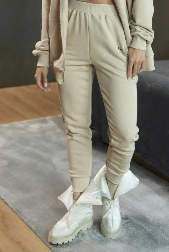 Boston Beige - pantalón beige con logotipo y remates de canalé