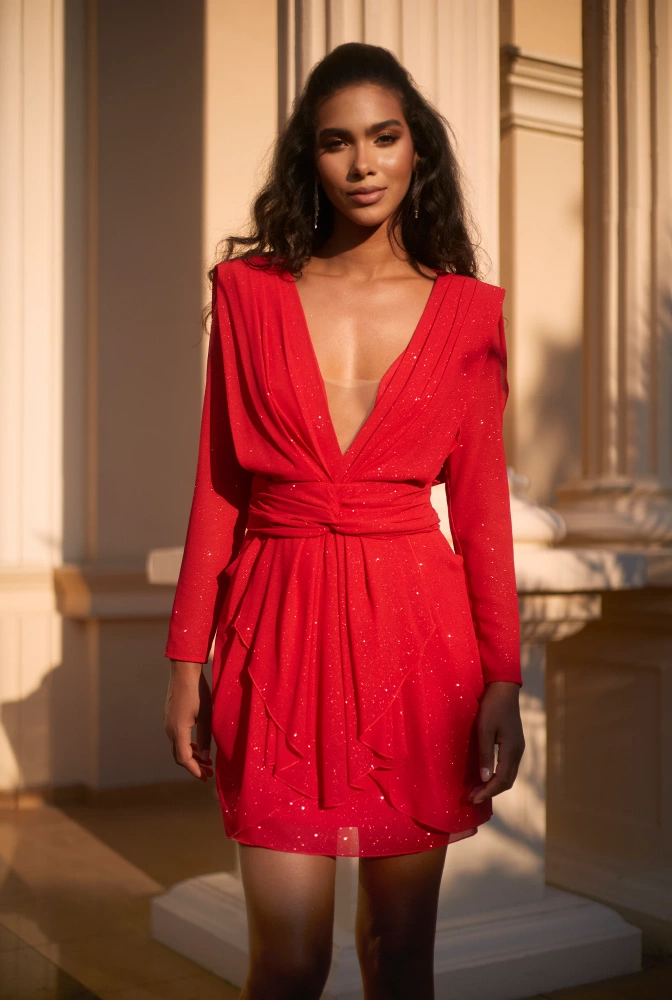 Kinzly - un llamativo vestido en rojo intenso con brocado
