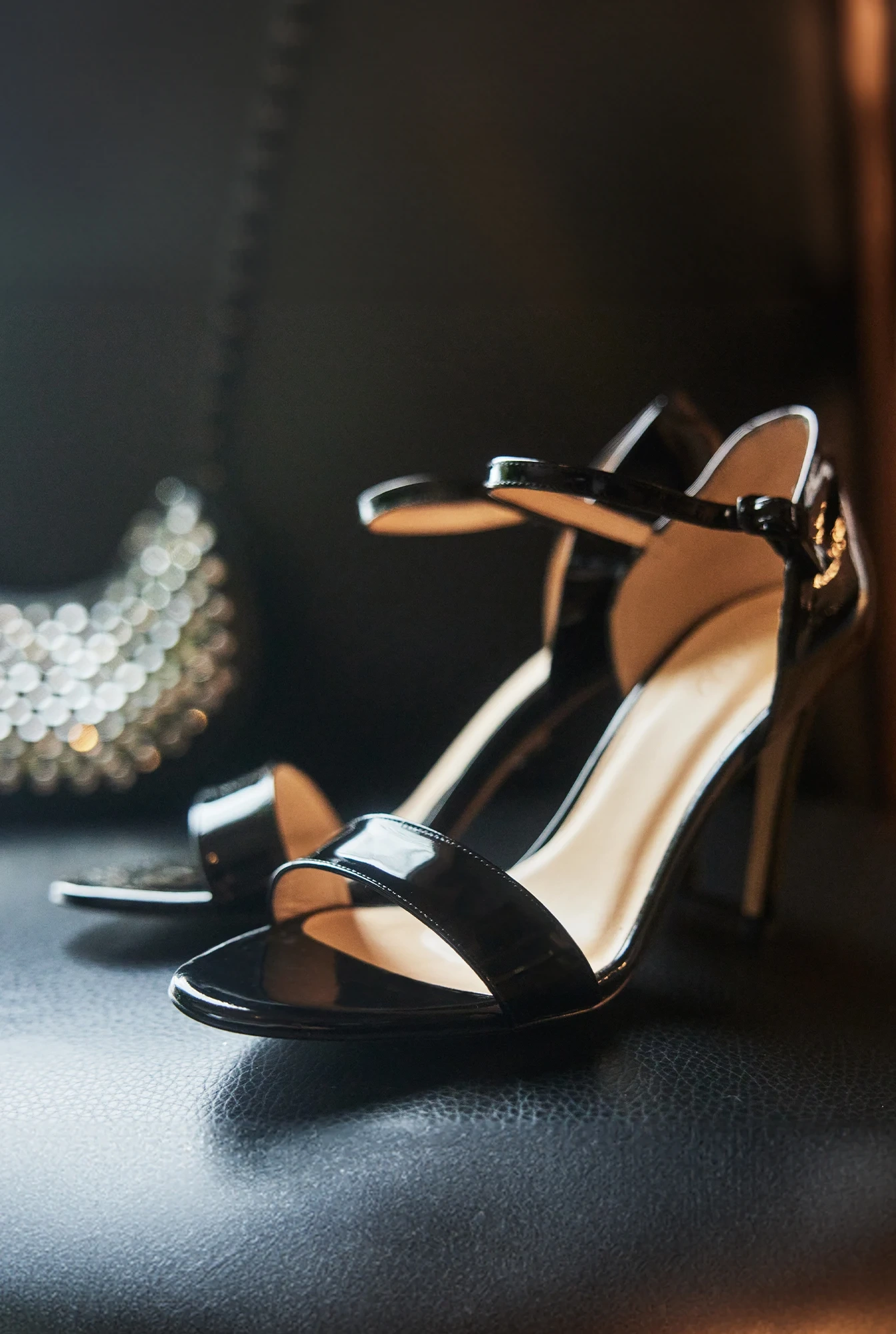 Zarina - Sandalia Stiletto Lacada Negra