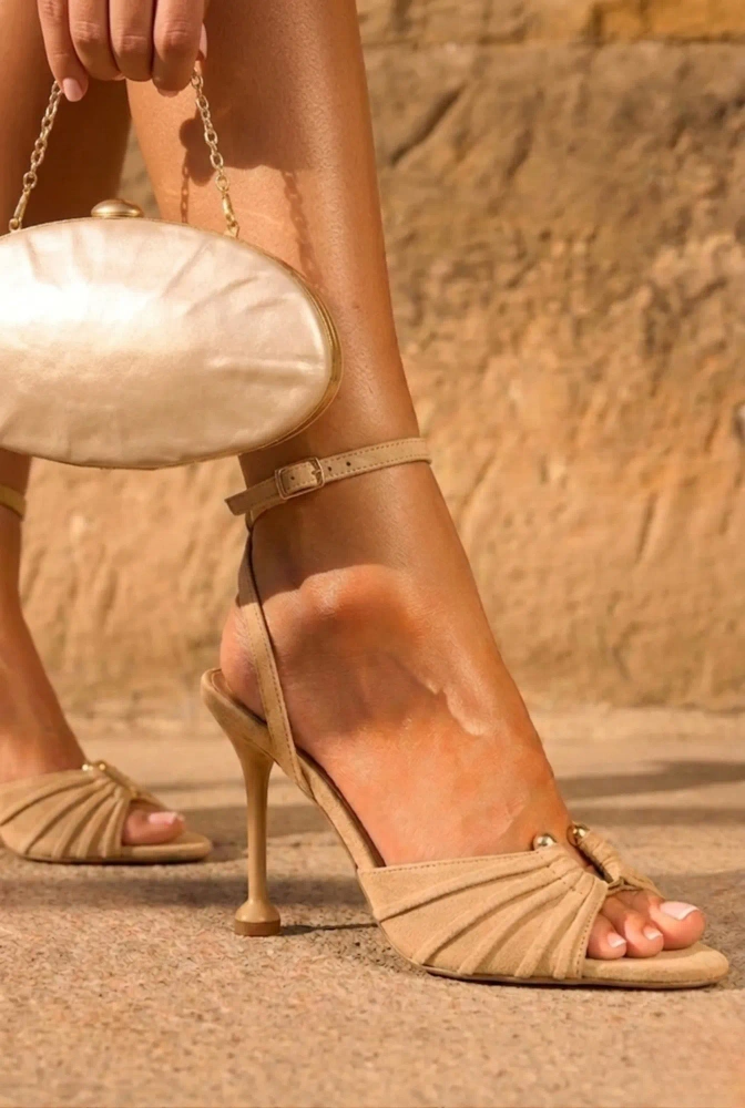 Avialle – sandalias beis de tacón de aguja con acabado estable