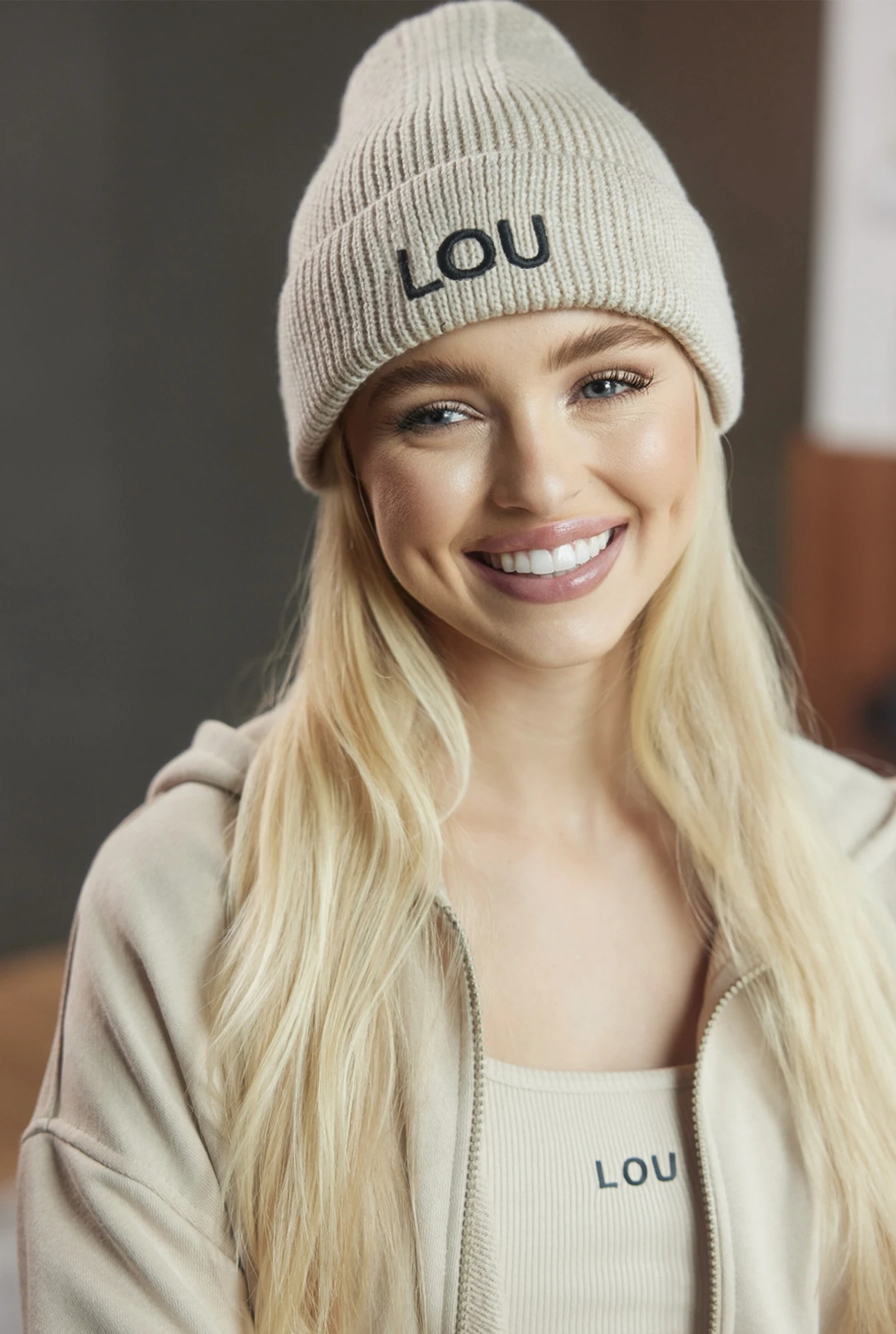 Gorro de invierno beige con logotipo Lou