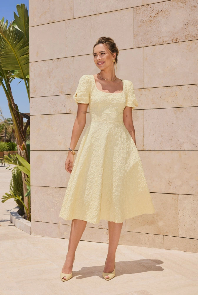 Rebeca – vestido midi amarillo de corte evasé