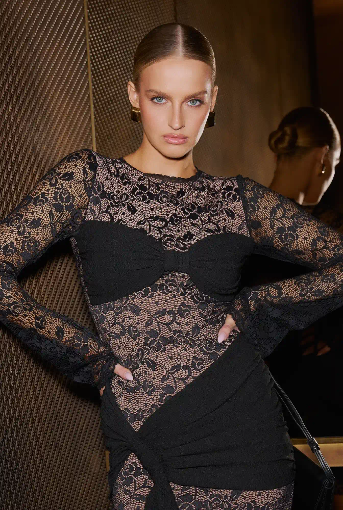 Ignis – vestido mini de encaje negro con cinturón en las caderas
