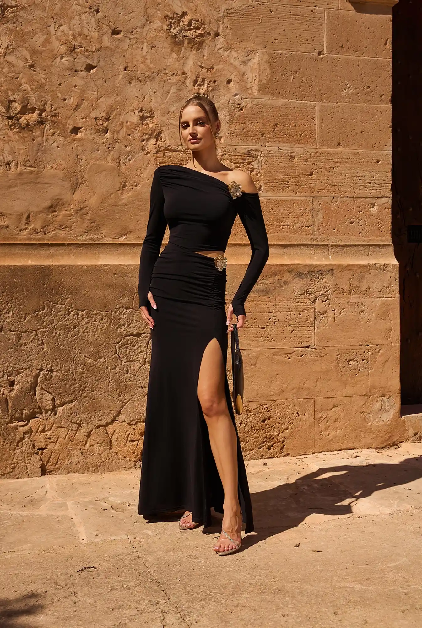 Liora - maxi vestido con sutil drapeado y bajo acampanado